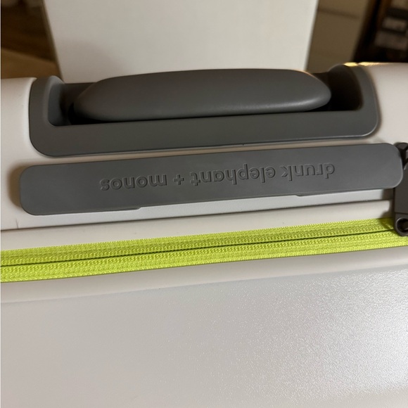 Monos x Drunk Elephant Suitcase with Wheels New - Picture 3 of 9